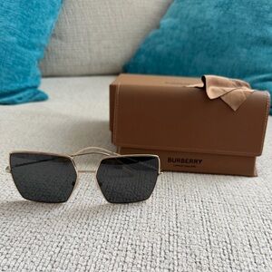 Burberry Women's Sunglasses in Black and Gold